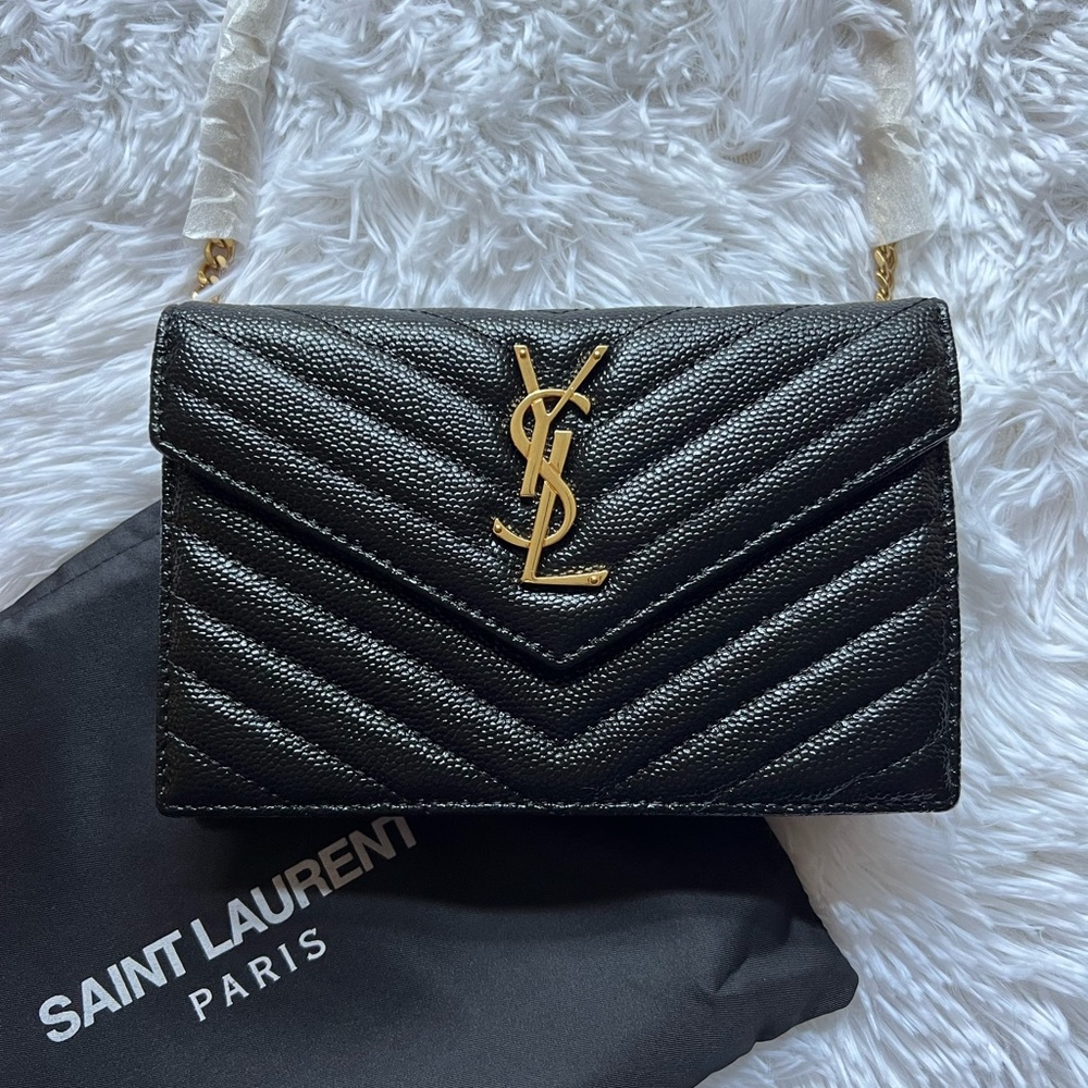 CASSANDRE MATELASSÉ ENVELOPE CHAIN WALLET IN GRAIN DE POUDRE EMBOSSED LE…